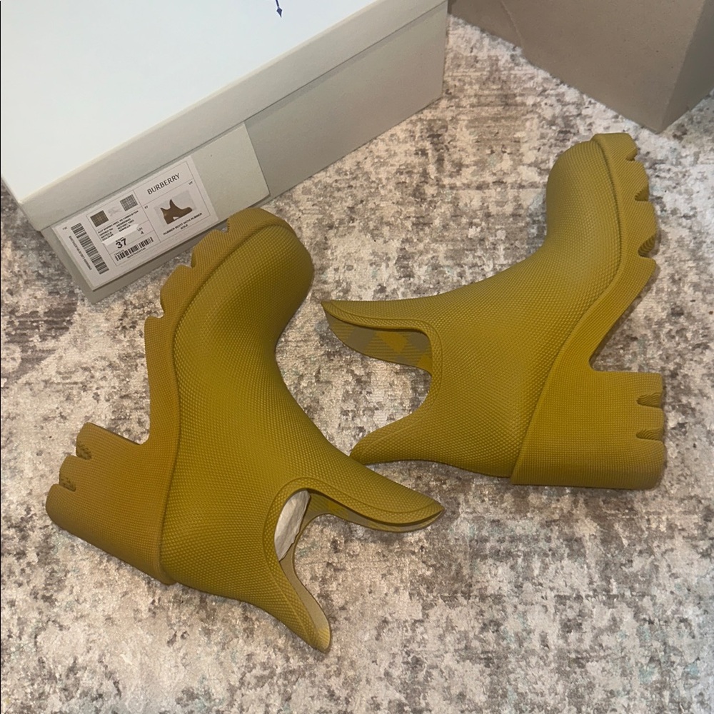 34. Burberry Marsh Ankle Rubber Boots - Picture 11 of 16